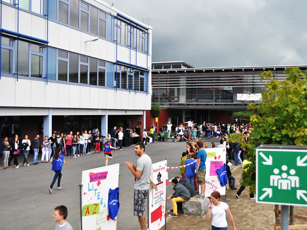 Jugendliche stehen mit Plakaten am Streckenrand.